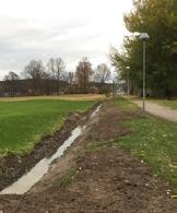 Här behövs ett dike på södra sidan (till vänster i bild) och en kulvertering under Stora Allén för att ansluta till diket på östra sidan.