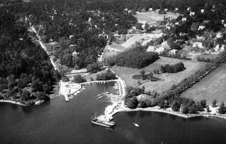 9 000 baltiska flyktingar landade i Brevik 1944 Sommaren och hösten 1944 anlände nästan dagligen baltiska flyktingar till Breviks brygga.