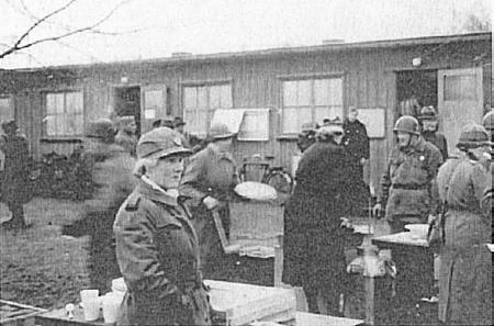 Nu finns tre skrifter om Högberga och Brevik Från 1944. Militären och lottakåren möter flyktingarna med smörgåsar och varm choklad. I husen förvarades mat, kläder, filtar etc.