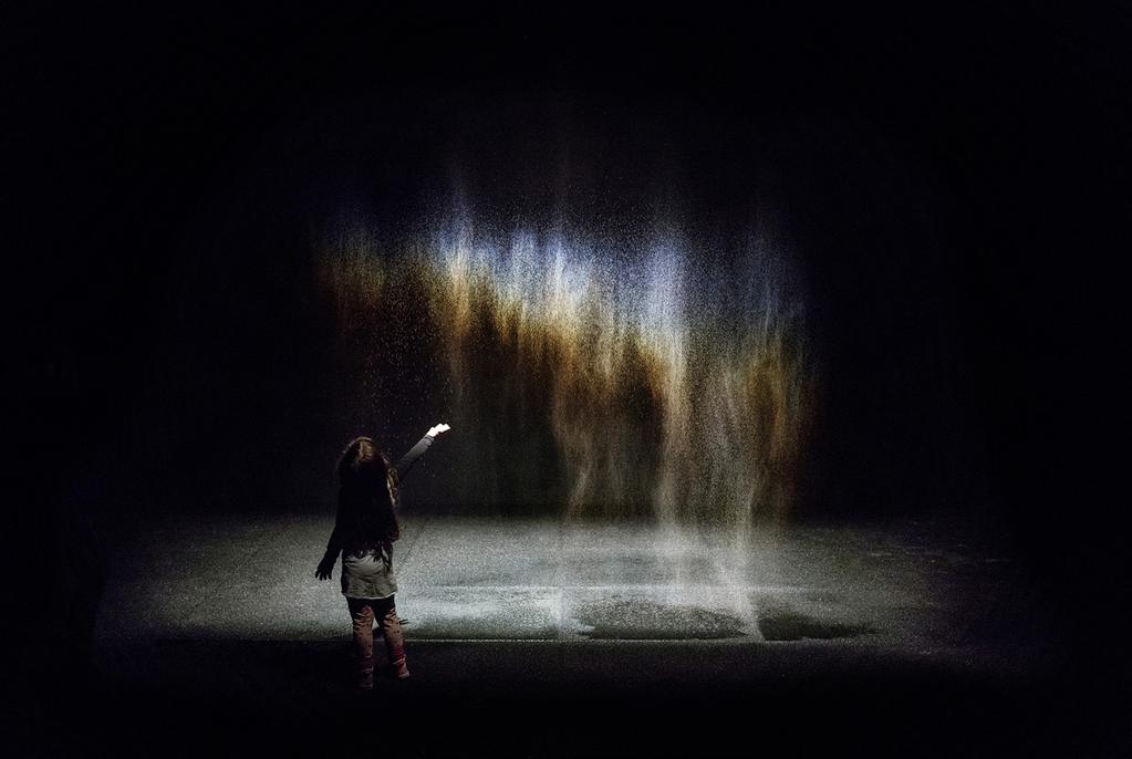 I utställningen Olafur Eliasson: Verklighetsmaskiner går du genom salarna och upplever ljus,