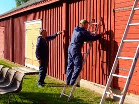 Talko 26 maj: fortsatt städning, röd myllning av södra sidan på Långs lada (Klas och Torolf Väglund), båtmodellådorna öppnas och allt fotograferas.