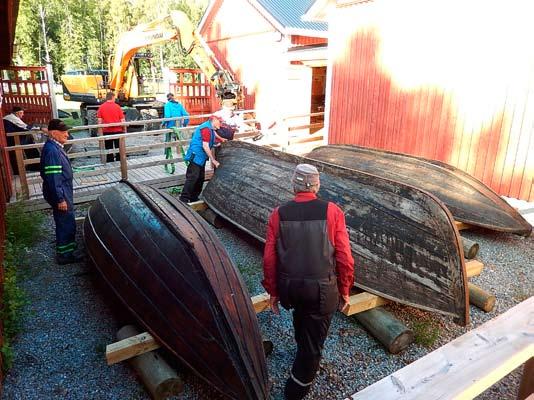 Juli: Talko 7 juli: Vidar och Bror hämtat en stor Olympia-motor från Brinken, donerad av Helge Eklund. Utställningsjobb av Bror och Alef, Göran dammsuger båtarna som flyttades från Saltmagasinet.