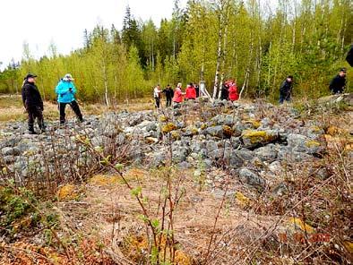 Brinken. Enligt boken har flertalet besökare också varit på jakt efter geocacher längs leden, och i skrivandets stund torde två sådana gå att finna längs rutten.