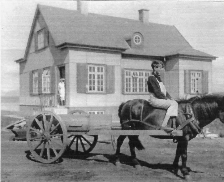 Steinahlíð sumarið 1932. 30 Þetta er sérstætt hús með fjórum útskotum, byggt eftir teikningu Arne Finsen og hefur staðið að mestu óbreytt frá því að það var byggt.