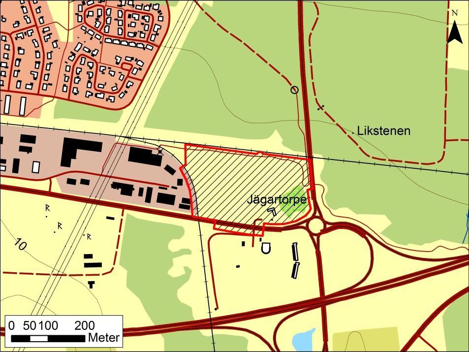 Figur 3. Exploateringsområdets lokalisering markerat med röd skraffering. Levrasjön, som har utnyttjats för bosättning under förhistorisk tid (figur 4).