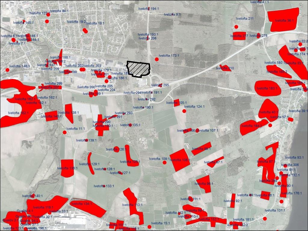 undersökning (Helgesson 2003, Wickberg 2004, Björk 2004). Vid undersökningen konstaterades i en blockrik östra del rikligt med gropar, men framförallt härdar och kokgropar (Edring & Linderoth 2008).