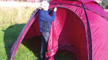 Hilleberg Atlas Attaching the external Vestibule sv 1 Lossa ingång på tältet helt.