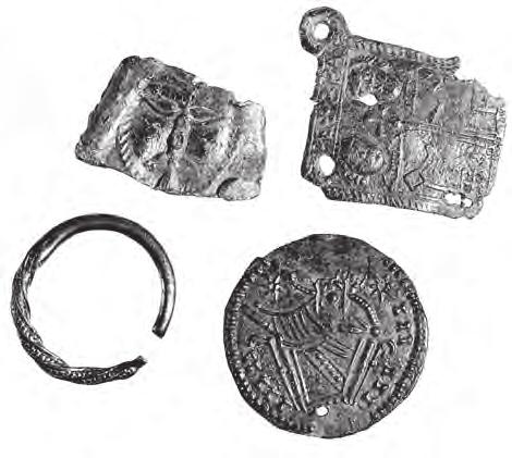 Figur 12. Silverring, myntefterprägling och två pilgrimsmärken. Fynd med speciell status som påträffats vid de arkeologiska undersökningarna i eller i anslutning till Oxie bytomt. Skala 1:1.