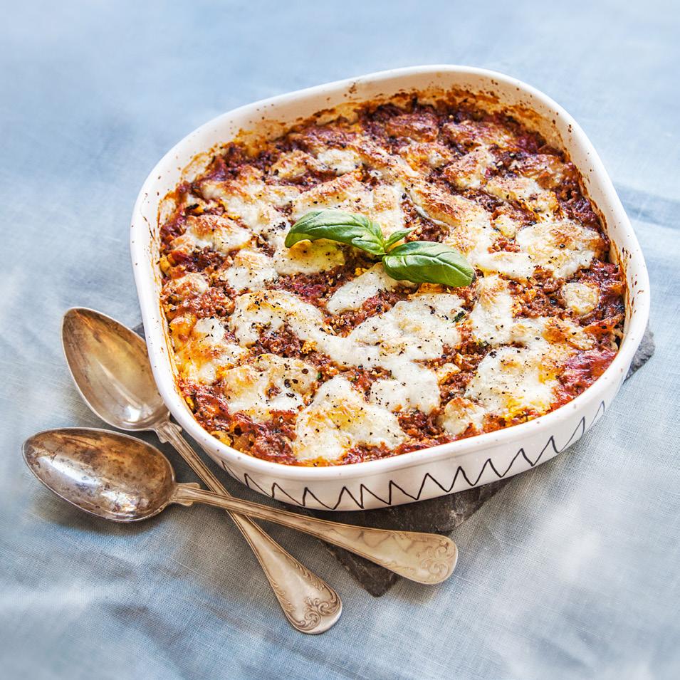 KÖTTFÄRSGRATÄNG med blomkål och mozzarella Ca 45 min Gratäng gul lök 2 vitlöksklyftor 2 msk olivolja* 500 gram nötfärs tsk oregano* tsk torkad timjan* tsk torkad basilika* tsk salt* förp krossade