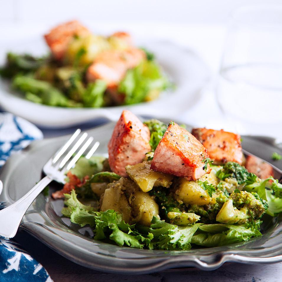 STEKT LAX med pestodressad potatissallad Ca 25 min Lax 500 gram tinad laxfilé Salt och svartpeppar* Olivolja* Potatissallad 500 gram fast potatis broccoli ½ förp haricots verts burk färdig pesto Salt