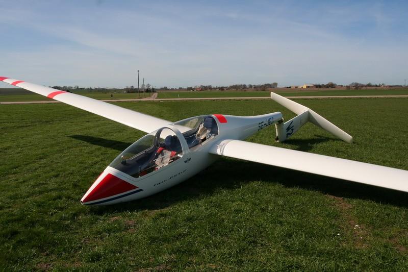 flygfältet. Sista biten fram till flygfältet försökte föraren att hålla flygfarten så att flygplanet inte tappade flygförmågan och att klara av att flyga över vägen innan flygfältet.