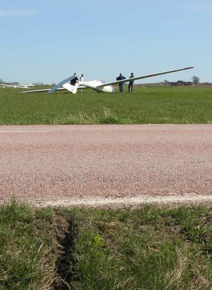 Efter att flygplanet stannat var några klubbmedlemmar snabbt framme vid flygplanet. Föraren satt kvar i flygplanet och kunde berätta att han var oskadd.