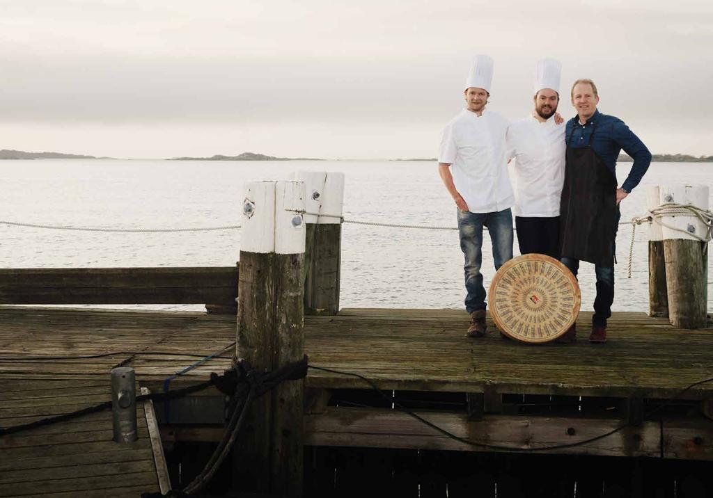 NYA RESTAURANGEN 12 l 13 VÅRA LEDORD ÄR FLEXIBILITET, NÄRVARO OCH KVALITET Henrik Berntsson Johan Kylfält Patrik Robertsson (Putte) Drivved, svartvita fotografier och gamla kopparskyltar.