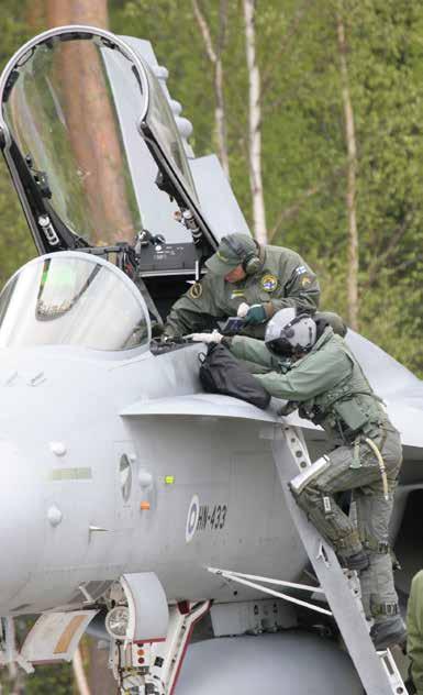 Beväringstjänst inom flygvapnet Flygvapnet utbildar årligen ungefär 1 300 beväringar för uppgifter inom luftförsvaret. Hälften av dem utbildas vid Luftkrigsskolan i Tikkakoski.