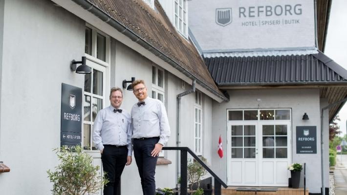 Refborg Hotel Billund Refborg hotell, spiseri och butik öppnades 2015 med 26 nyrenoverade rum. Hotellet ligger centralt i Billund, nära flera attraktioner och sevärdheter i området.