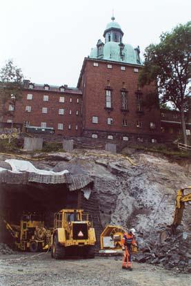 KURS I SPRÄNGTEKNIK FÖR SPRÄNGARBETSLEDARE, 5 dagar I denna kurs lär Du Dig det mesta om försiktig spräng ning i tätort. Utöver sprängteknik behandlas även normer, bestämmelser och ansvarsfrågor.