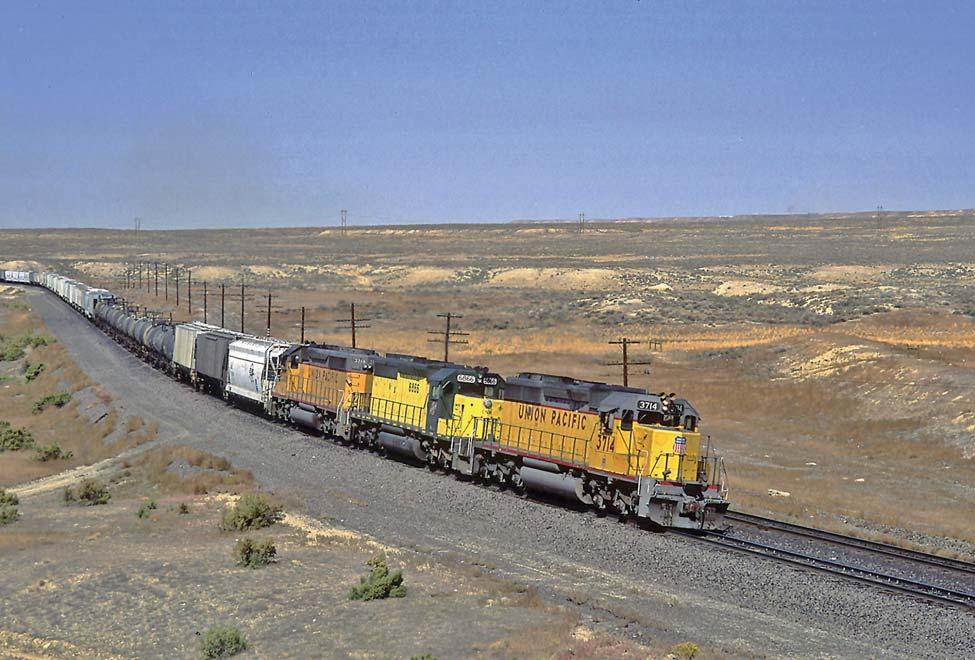 Godstågen i USA kan vara 2-3 km långa med en bruttovikt på 10000 15000 ton, har automatkoppel och oftast flera lok.