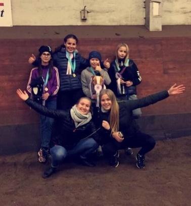 Mums mums ätar tävling med en twist: Vi började med att ha en rykttävling i stallet där de fyra duktigaste gick vidare till en mums mums ätar tävling.