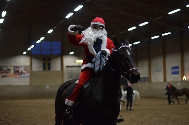 Tomte avslutning Sist men inte minst red tomten (Mathias Persson) på Uno in och hälsade alla en riktigt god jul men ett godisregn.