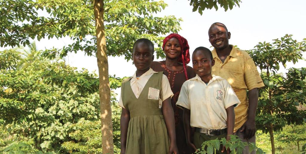 VI-SKOGENS ARBETSOMRÅDEN JÄMSTÄLLDHET MELLAN KÖNEN OCH EGENMAKT för kvinnor, unga vuxna och barn I Uganda arbetar Saidat Nakayinga, Kannyanjwa Sinaani och deras två barn tillsammans på gården där de