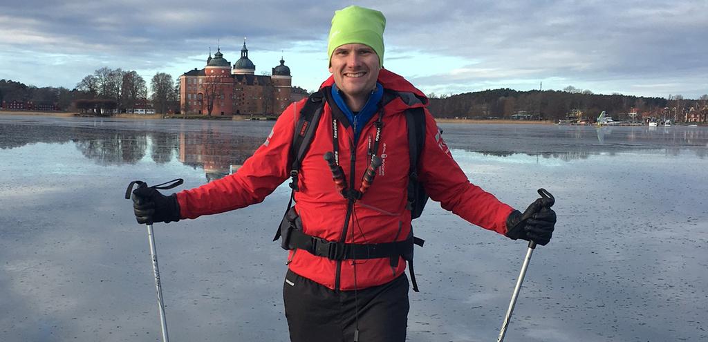 På tunn is Förskär är en vacker ö också på vintern. I år fick jag uppleva ytterligare en dimension på sjön - att vina fram med långfärdsskridskor på en spegelblank vik med solen i ryggen.