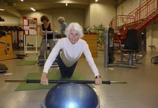 CIRKELGYM-PASS Vi träffas på Friskis & Svettis i Skara och inleder med ett cirkelgymspass under ledning av Anneli Andersson.