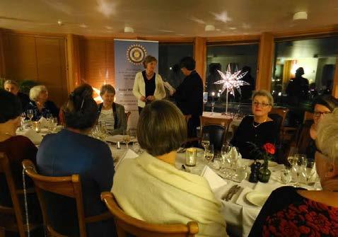 MARIEHAMN INNER WHEEL CLUB FIRADE 45-ÅRSJUBILEUM Britt-Marie Damsten välkomnas President Bördis Jansson välkomnade medlemmarna i Restaurang Nautical med ett glas champagne, som var en hälsning från