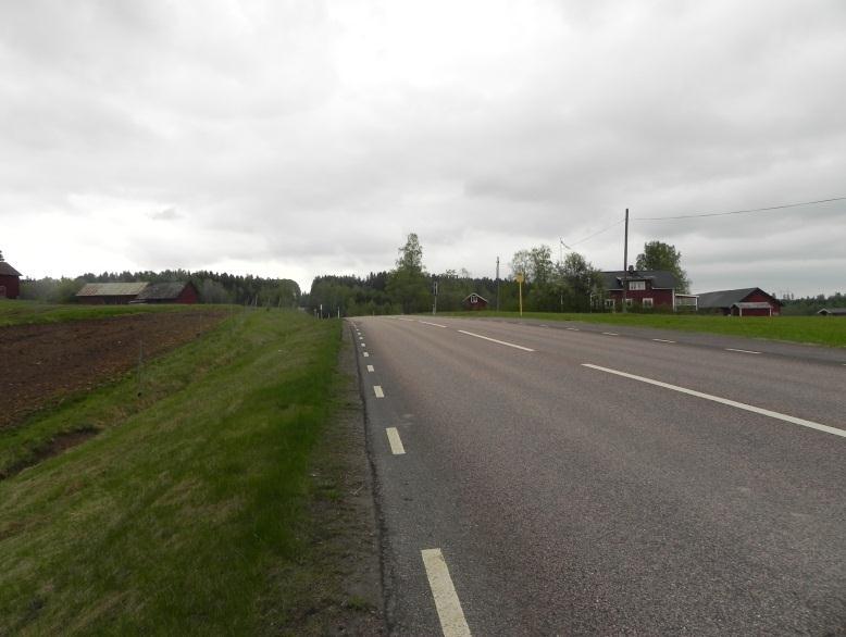 Bild 13. Bebyggelse vid Perstorp/Svenserud Utredningsområdet slutar i norr där kulturväg 690 in mot Frykeruds kyrka ansluter till E45 i väster vid utloppet av sjön Aplungen. 4.2.