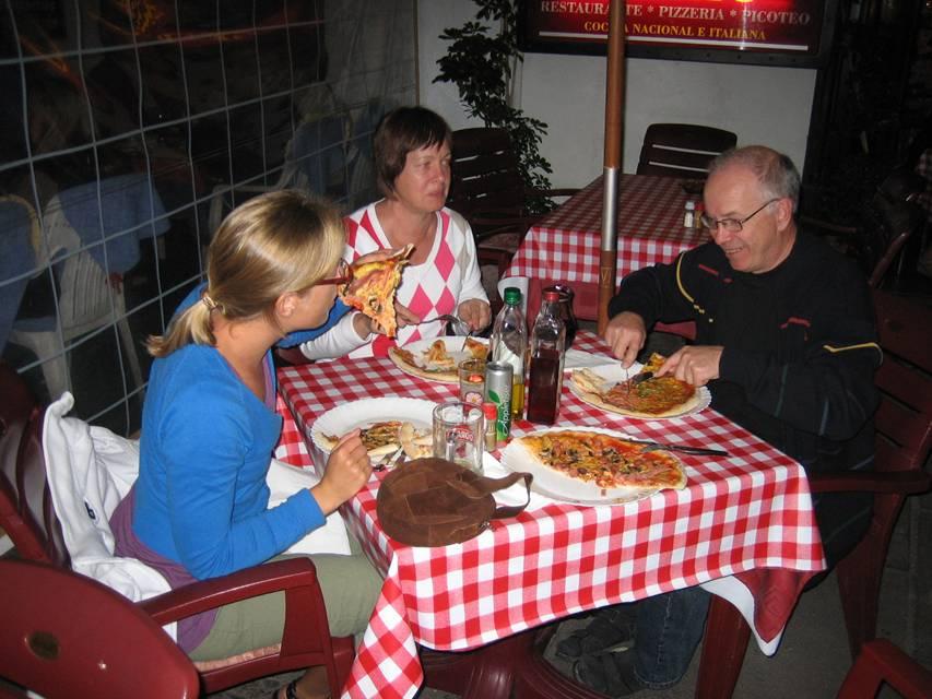 Efter en lång dag med promenader kring stan och annat jobbigt hade vi kanske förtjänat en go pizza, det åt vi hur