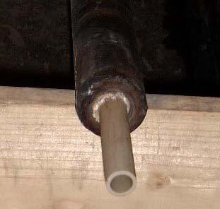 Figur 12. Fotografi på en sugpyrometerspets av keramik. Figure 12. Photo of the measurement part of a shielded aspirated thermocouple made of ceramic.