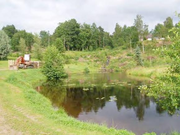 Bäsjöbäcken har i dag höga värden som öringbiotop men kan förbättras med lekgrus och genom att ta bort de vandringshinder som