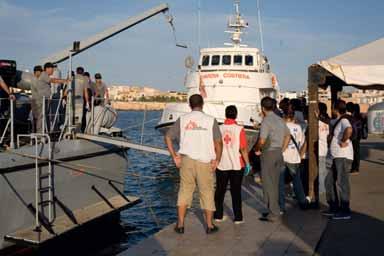 27 Sjukvårdspersonal och den italienska kustbevakningen på ön Lampedusa.