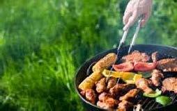 Sommarfest på Löderups strandbad På bordet dukas det fram grillbuffé med tillbehör. Orkester: Tallskogen Fryster, och andra framträdanden.