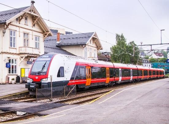 Figur 7. Tät regional tågtrafik samsas med snabbtåg och godståg på enkelspåret mellan Lilleström och Laxå: Bilder från Järnväg.net I Mälardalen har tågtrafiken byggts ut.