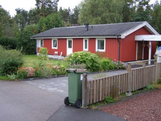 I Rockneby finns skola/förskola, äldreboende och livsmedelsbutik.