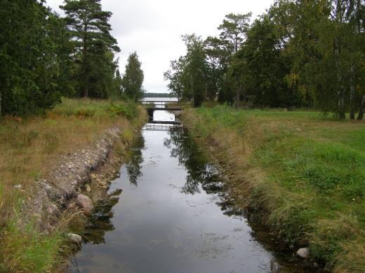 friluftsliv. Eftersom området ligger vid kusten är stränderna viktiga för bad och båtliv.