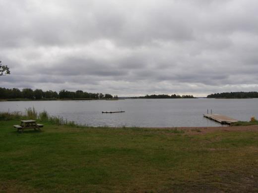 Fågelsudds samfällighetsförening har ansvar och sköter grönområden, badplatser, promenadvägar, vägar med mera.