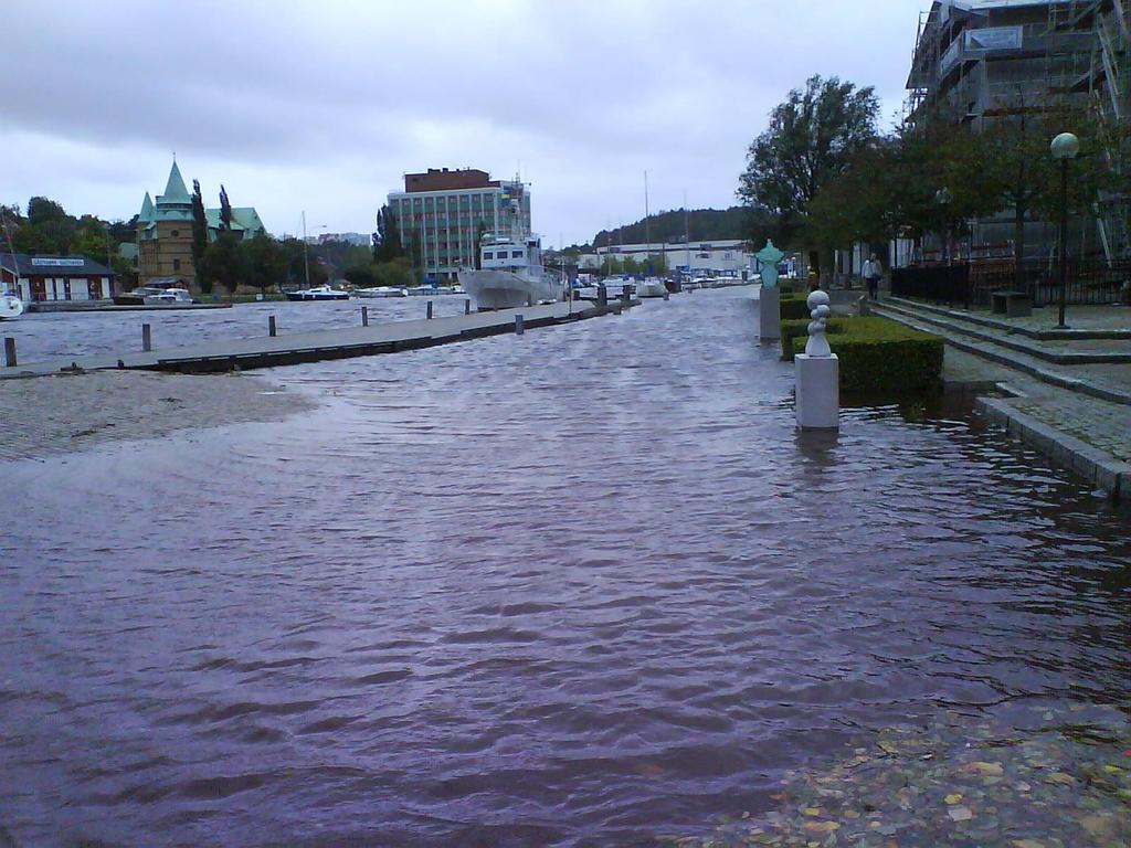 Orsakerna till de höga vattennivåerna är flera: - Vattenmassor om trycks in från västerhavet vid ogynnsamma vindar - Stort avrinningsområdet som via Bäveån och kulvertar