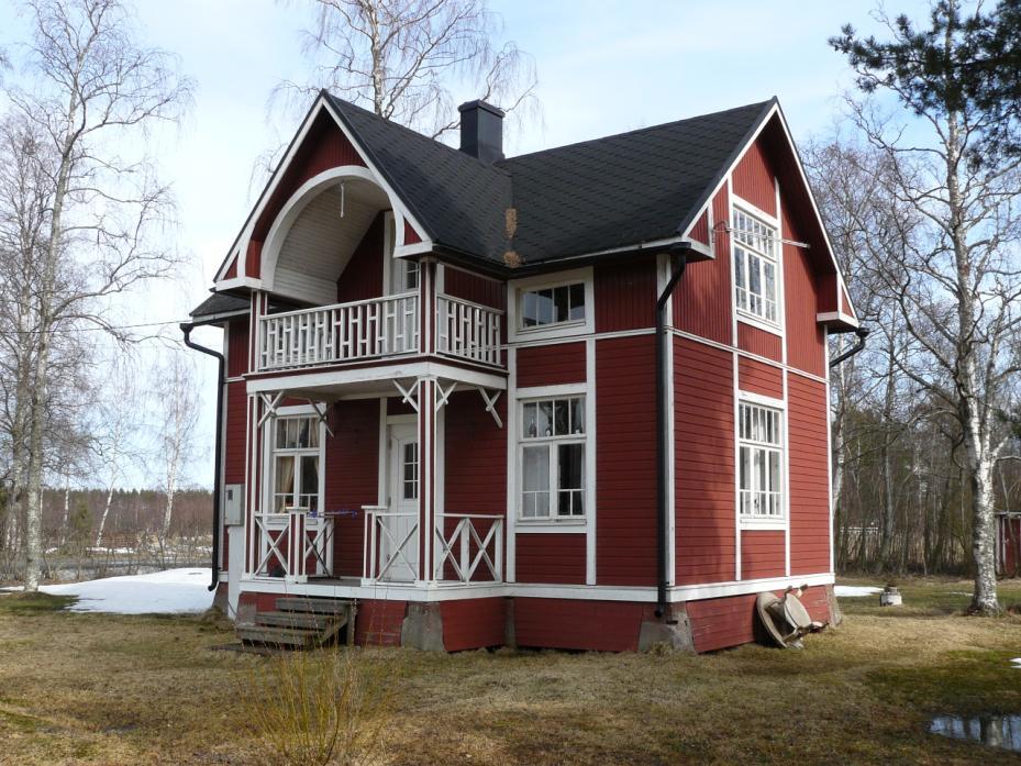 Den byggda miljön: En bro förbinder ön med fastlandet och genom ön går en väg. På båda sidorna om vägen finns tät villabebyggelse.