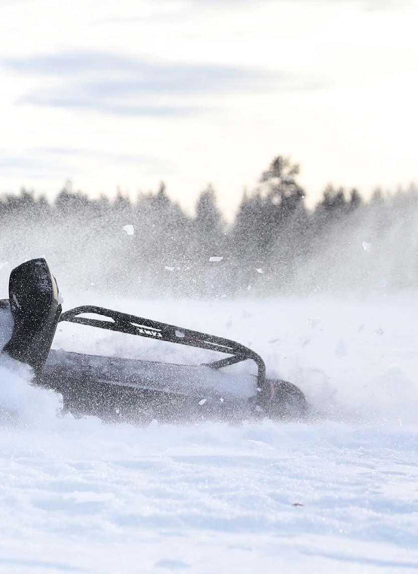 FUNKTIONER 4 141 MM LÅNGT DRIVBAND Tack vare drivbandets stora bäryta är marktrycket lågt och skotern glider lätt även i lössnö med passagerare.