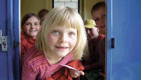 Dokumentarni film Igrani film 7 + 8 + 34 Otroci z gore Napf Die Kinder vom Napf Alice Schmid, Švica, 2011, DCP, 87 min, v švicarski nemščini s slovenskimi podnapisi, distribucija Demiurg Šamponiranje
