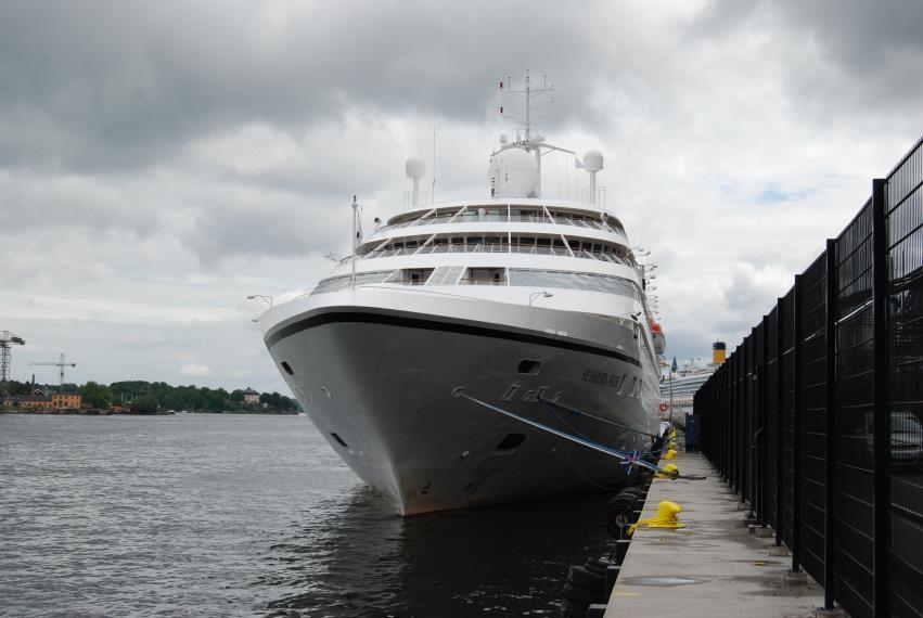 Spirit of Adventure Byggd: 1980 Fart: 18 knop Längd: 139 meter Passagerare: 352 Bredd: 17,5 meter Systerfartyg: - Djup: 4,8 meter Anlöp i Stockholm 2009: 1 Spirit of Adventure vid Skeppsbron