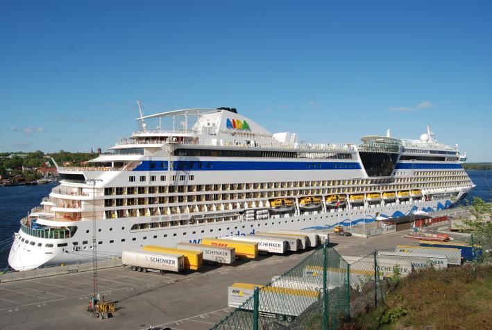 7 meter Anlöp i Stockholm 2009: 10 Aida Luna vid Stadsgården 2009-05-14. Azmara Cruises tillhör Celebrity Cruises och har två fartyg i trafik.