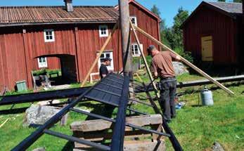 Vingparen och axelbommen lyftes på plats i kvarnhuvudet dagen före julafton under en spännande