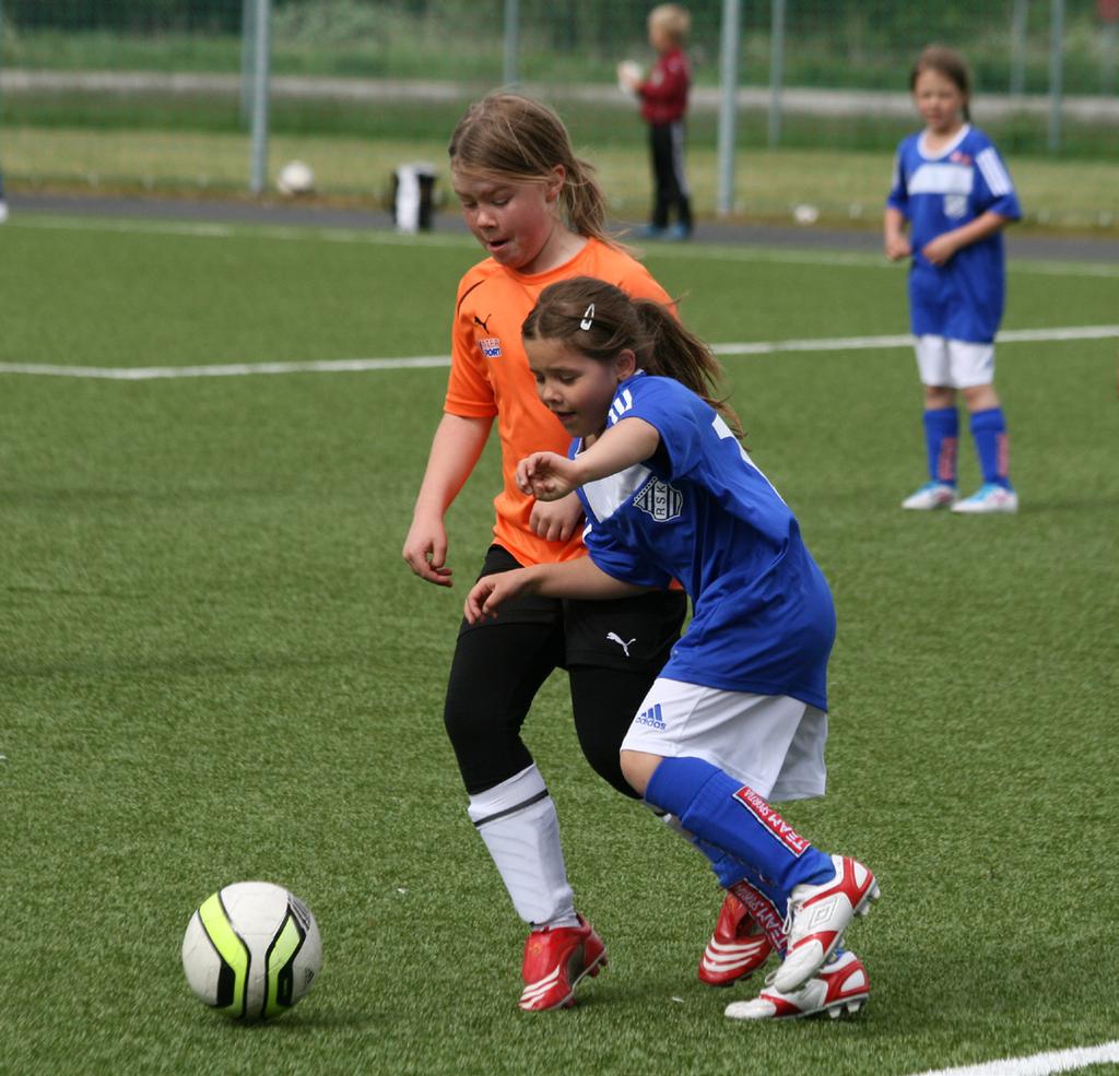 I väntans tider... Fotbollen Nu är det en tid på året som består mest av väntan. En väntan på att säsongen skall komma igång, en väntan på material, en väntan på varmare väder.