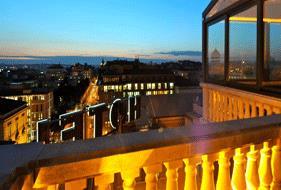 Hotellet har en fantastisk terrass med utsikt över Rom åt