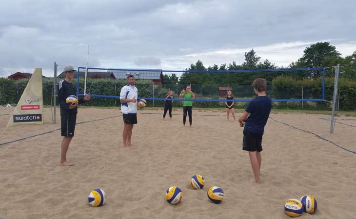 - VOLLEYBOLL - BEACHVOLLEY Beachvolleyträningarna hölls för både damer och herrar vid Mariebad under den nye JIK-tränaren Aldis Jaundzeikars ledning.