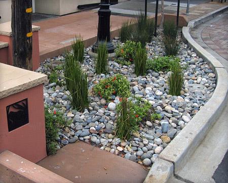 Som komplement kan raingardens anläggas där träd saknas. Fig 5, Raingarden i gatumilj HÖJDSÄTTNING Området har fått en översiktlig preliminär höjdsättning.