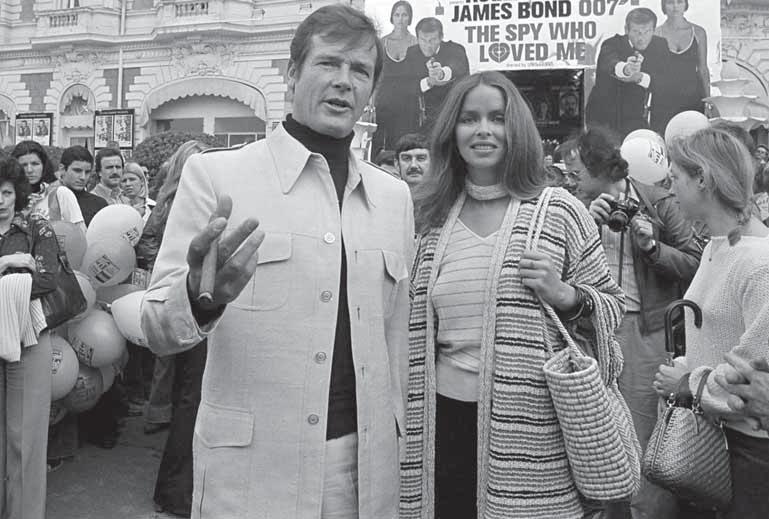 ZO SVETA, Z DOMOVA 15 ZOMREL ROGER MOORE Vo veku 89 rokov včera zomrel vo Švajčiarsku v dôsledku rakoviny anglický herec Roger Moore (na snímke z roku 1977). Narodil sa 14. októbra 1927. V 40.