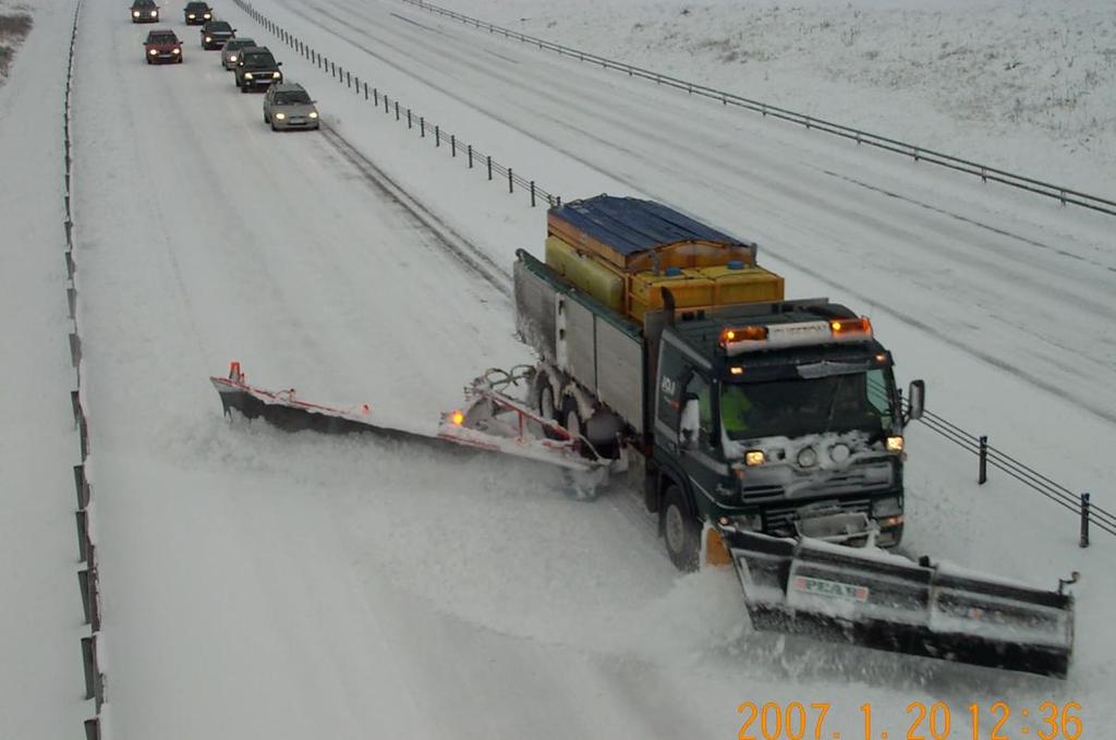 Mählers (2010c) uppger att bredplogen även i infällt läge ger det en extra bredd på lastbilen vilket påverkar framkomligheten